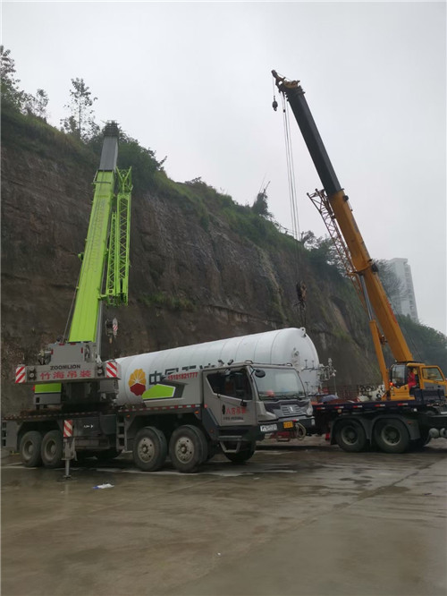 隆昌市“不怕风雨冻”—— 吊车的 “恶劣环境适应” 技术